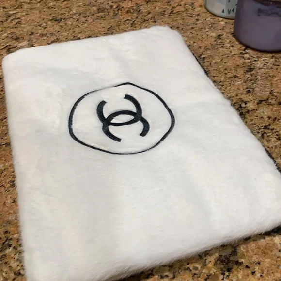 Absolutely adorable authentic rare,collectible white Chanel furry pouch/clutch. - Picture 9 of 17